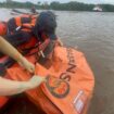 foto : evakuasi jenazah ABK yang tenggelam di sungai Mahalam oleh Tim SAR (Dok. Basarnas)
