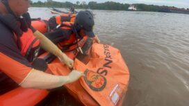foto : evakuasi jenazah ABK yang tenggelam di sungai Mahalam oleh Tim SAR (Dok. Basarnas)