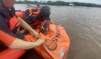 foto : evakuasi jenazah ABK yang tenggelam di sungai Mahalam oleh Tim SAR (Dok. Basarnas)