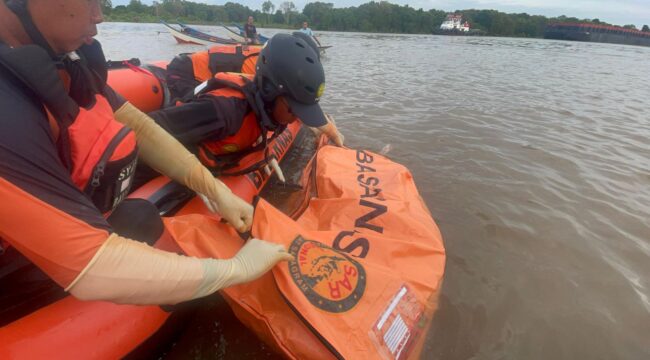 foto : evakuasi jenazah ABK yang tenggelam di sungai Mahalam oleh Tim SAR (Dok. Basarnas)