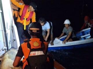 Foto : Evakuasi tiga pemancing yang terjebak akibat kapal mati mesin oleh Basarnas Balikpapan (Dok. Basarnas)