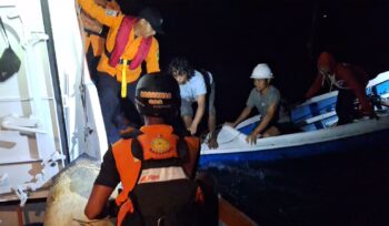 Foto : Evakuasi tiga pemancing yang terjebak akibat kapal mati mesin oleh Basarnas Balikpapan (Dok. Basarnas)