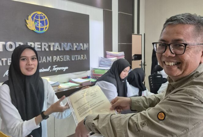 
					foto : Penyerahan Sertifikat Hak Pakai milik salah satu subjek Reforma Agraria kepada perwakilan Badan Bank Tanah oleh perwakilan Kantor Pertanahan Kab. PPU (Dok. Badan Bank Tanah)