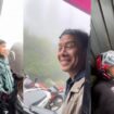 Foto: tangkapan layar video cowok yanh berteduh bareng The Dudas Minus One (Dok. instagram/@folkshitt)