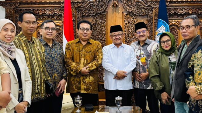 
					Foto: Audiensi Ketum SMSI, Firdaus bersama Mendikdasmen Republik Indonesia, Prof Dr H. Abdul Mu’ti MA (Dok. SMSI)