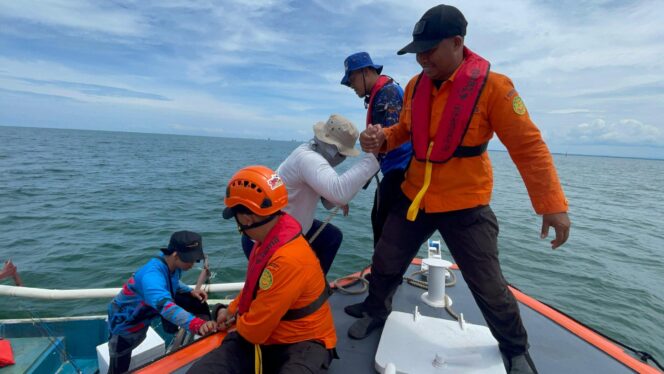 
					Foto: Evakuasi tiga orang pemancing yang sempat terombang-ambing di laut oleh Tim SAR