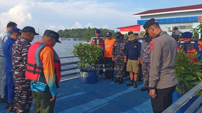 
					foto : pencarian hari kedua pasca tenggelamnya KMP) Muchlisa, (Dok : CahayaBorneo/AJI)