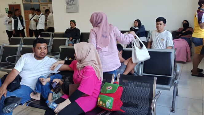 
					foto : Para korban yang telah dievakuasi (Dok : CahayaBorneo/AJI)