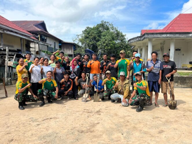 
					Foto: Personel Pos Komando Taktis (Kotis) bersama masyarakat melaksanakan karya bakti pembersihan saluran air (Dok. Pendam VI/Mlw)