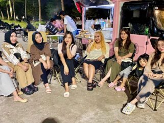 Suasana pelanggan JNJ Coffee saat menikmati kopi di malam hari. (DOK. Istimewa)