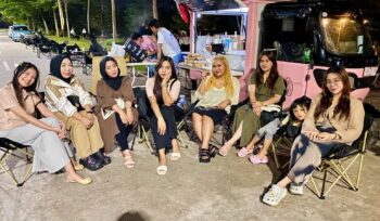 Suasana pelanggan JNJ Coffee saat menikmati kopi di malam hari. (DOK. Istimewa)