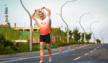 figur publik, Daniel Mananta, turut mengikuti kegiatan Nusantara Run 2025, di IKN. (DOK. Humas OIKN)
