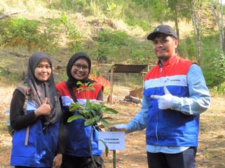 Foto: Kegiatan bersih sampah dan penanaman pohon oleh PEP Tanjung Field