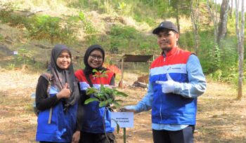 Foto: Kegiatan bersih sampah dan penanaman pohon oleh PEP Tanjung Field