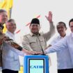 Foto: Presiden Prabowo saat meresmikan dimulainya pembangunan ekosistem industri baterai kendaraan listrik terintegrasi (Dok. instagram/@prabowo)