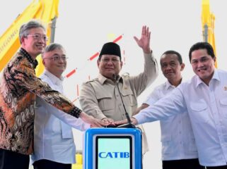 Foto: Presiden Prabowo saat meresmikan dimulainya pembangunan ekosistem industri baterai kendaraan listrik terintegrasi (Dok. instagram/@prabowo)