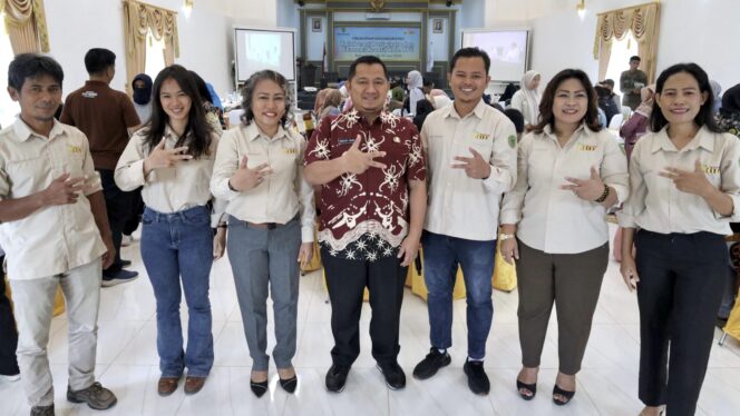 
					Foto: Bupati PPU, Mudyat Noor dan anggota Ekraf PPU (Dok. Humas PPU)