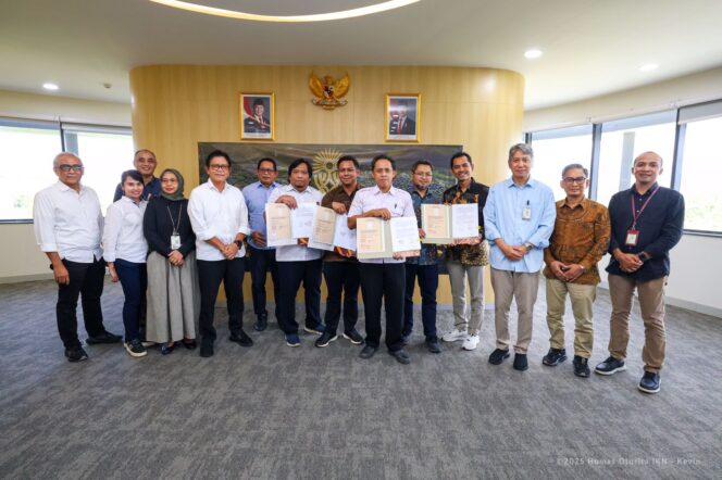
					Foto: Penandatanganan perjanjian Penataan Kawasan Sepaku serta Penataan Kawasan Olahraga dan Ruang Terbuka Hijau di IKN (Dok. Humas OIKN)