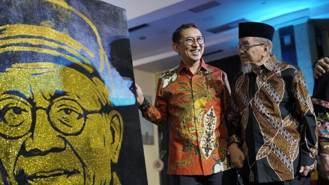 
					Foto: Menteri Kebudayaan RI, Fadli Zon dan  Sastrawan, Taufik Ismail (Dok. Instagram/@fadlizon)