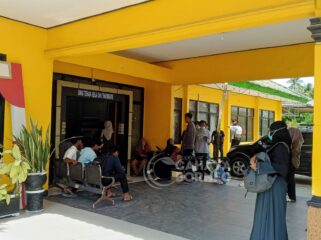 Foto : kantor Disnakertrans PPU, yang dipadati anak muda yang ingin mengikuti pelatihan, (Dok : CahayaBorneo/AJI)