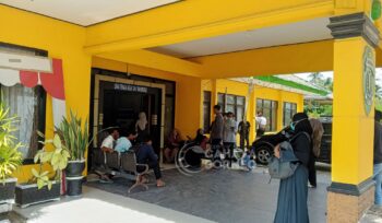 Foto : kantor Disnakertrans PPU, yang dipadati anak muda yang ingin mengikuti pelatihan, (Dok : CahayaBorneo/AJI)