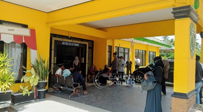 Foto : kantor Disnakertrans PPU, yang dipadati anak muda yang ingin mengikuti pelatihan, (Dok : CahayaBorneo/AJI)