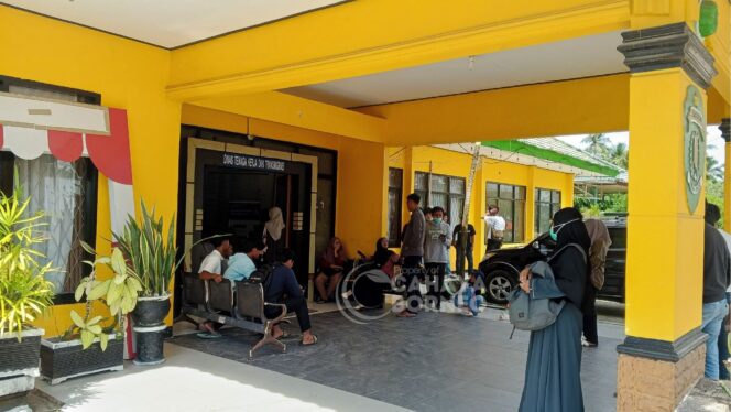 
					Foto : kantor Disnakertrans PPU, yang dipadati anak muda yang ingin mengikuti pelatihan, (Dok : CahayaBorneo/AJI)