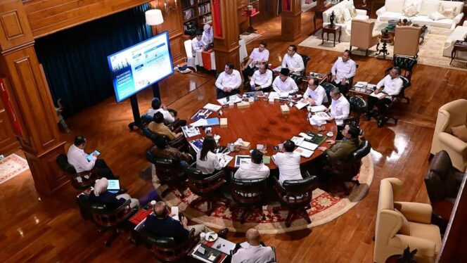 
					Foto: Rapat terbatas di kediaman pribadi Presiden Prabowo (Dok. instagram/@sekretariat.kabinet)