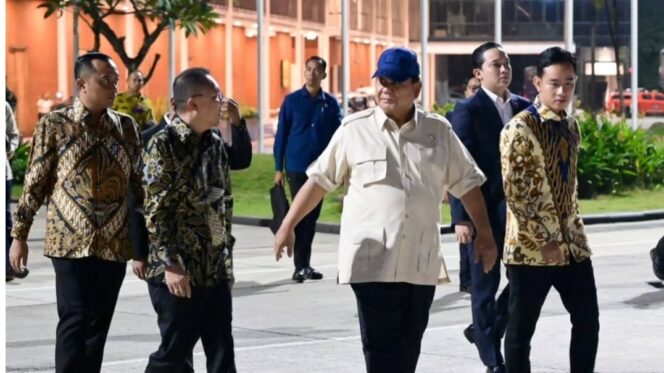
					Foto: Wapres Gibran serta jajaran pemerintah mengantar Presiden Prabowo menuju pesawat (Dok. Instagram/@sekretariat.kabinet)