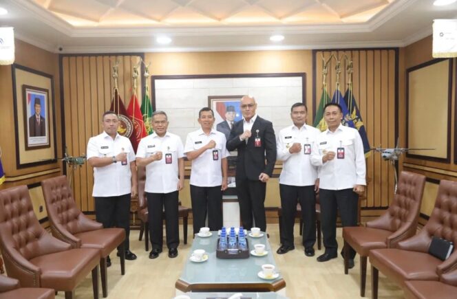 
					Foto: Pertemuan internal Kementerian Pertahanan RI (Dok. Instagram/@kemhanri)