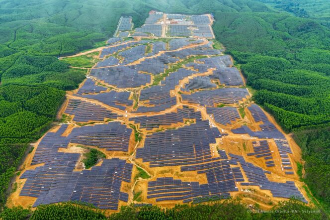 
					Foto: Pembangunan Pembangkit Listrik Tenaga Surya (PLTS) berkapasitas 50 megawatt (MW) di IKN (Dok. Humas OIKN)
