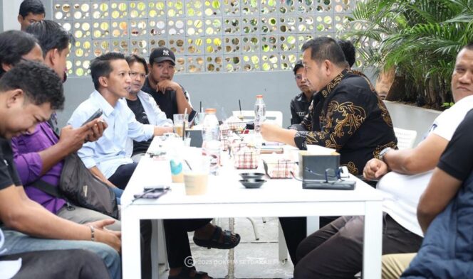 
					
Foto : kegiatan pertemuan santai Bupati PPU bersama beberapa wartawan, (Dok : istimewa)