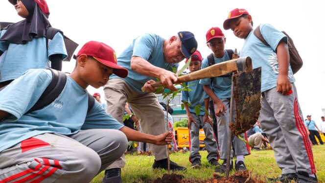 
					Foto: Penanaman pohon di TPST IKN (Dok. Humas OIKN)
