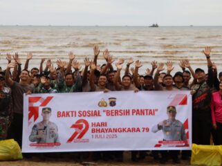 Foto: Aksi Bakti Sosial “Bersih Pantai & Hanting Bareng” di kawasan wisata Pantai Tanjung Jumlai (Dok. Polres PPU) 