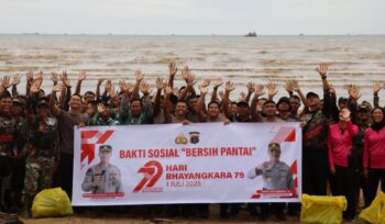 Foto: Aksi Bakti Sosial “Bersih Pantai & Hanting Bareng” di kawasan wisata Pantai Tanjung Jumlai (Dok. Polres PPU) 