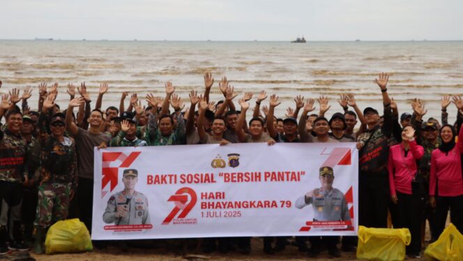 
					Foto: Aksi Bakti Sosial “Bersih Pantai & Hanting Bareng” di kawasan wisata Pantai Tanjung Jumlai (Dok. Polres PPU) 