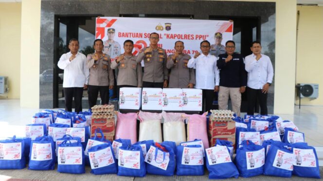 
					Foto: Kegiatan anjangsana dan bakti sosial Polres PPU (Dok. Polres PPU)