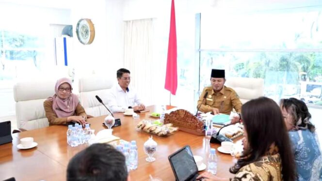 
					Foto: Audiensi bersama Gubernur Kalimantan Timur, H. Rudy Mas’ud (Dok. Humas Pemprov Kaltim)
