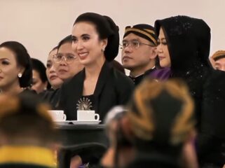 Foto: Menteri Pariwisata Republik Indonesia, Widiyanti Putri Wardhana saat perayaan malam 1 suro (Dok. Instagram/@widi_wardhana)
