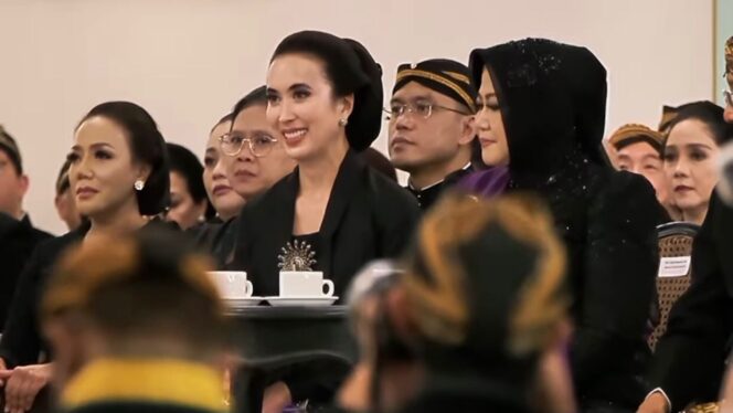 
					Foto: Menteri Pariwisata Republik Indonesia, Widiyanti Putri Wardhana saat perayaan malam 1 suro (Dok. Instagram/@widi_wardhana)