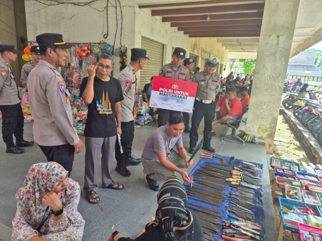 
					Foto: Polres PPU saat melaksanakan kegiatan patroli dialogis dan himbauan kamtibmas kepada masyarakat (Dok. Polres PPU)