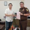 Foto: Penyitaan uang hasil korupsi dalam pengadaan abu batu Palu oleh PT Balqis Ramadhani Tamma (Dok. Kejari PPU)