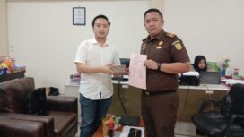 Foto: Penyitaan uang hasil korupsi dalam pengadaan abu batu Palu oleh PT Balqis Ramadhani Tamma (Dok. Kejari PPU)