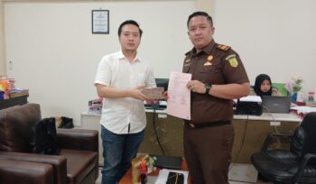Foto: Penyitaan uang hasil korupsi dalam pengadaan abu batu Palu oleh PT Balqis Ramadhani Tamma (Dok. Kejari PPU)