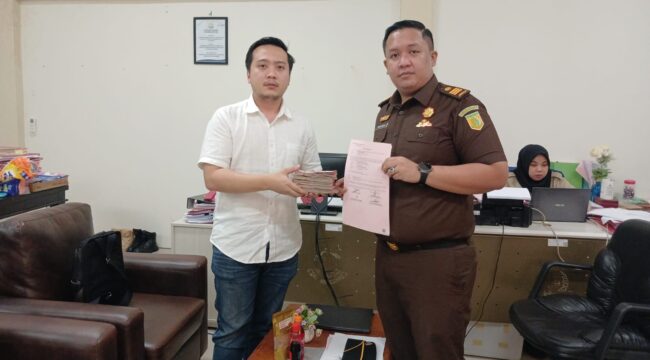 Foto: Penyitaan uang hasil korupsi dalam pengadaan abu batu Palu oleh PT Balqis Ramadhani Tamma (Dok. Kejari PPU)