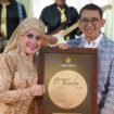 Foto: Menteri Fadli Zon juga menyerahkan penghargaan kepada Elvy Sukaesih (Dok. instagram/@kemenkebud)