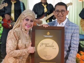 Foto: Menteri Fadli Zon juga menyerahkan penghargaan kepada Elvy Sukaesih (Dok. instagram/@kemenkebud)