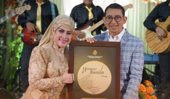 Foto: Menteri Fadli Zon juga menyerahkan penghargaan kepada Elvy Sukaesih (Dok. instagram/@kemenkebud)