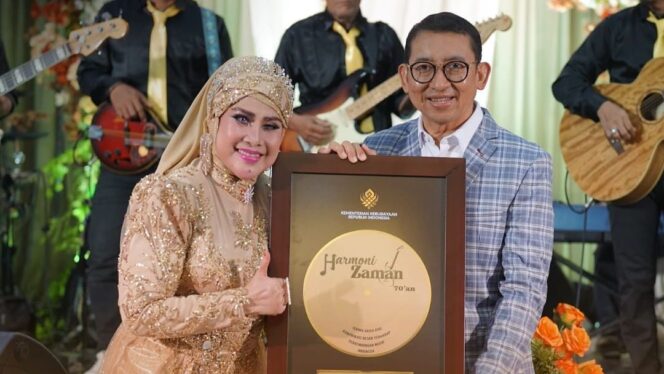 
					Foto: Menteri Fadli Zon juga menyerahkan penghargaan kepada Elvy Sukaesih (Dok. instagram/@kemenkebud)