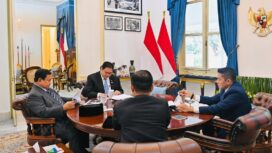 Foto: Kegiatan rapat terbatas (ratas) bersama sejumlah menteri Kabinet Merah Putih di Istana Merdeka (Dok. Instagram/@sekretariat.kabinet)